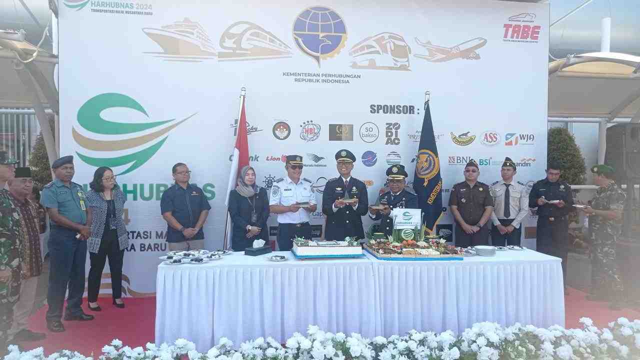Upacara Hari Perhubungan Nasional crop